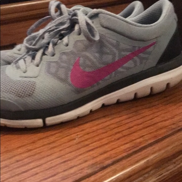 Women’s Nike shoes size 8 1/2 - Picture 1 of 5